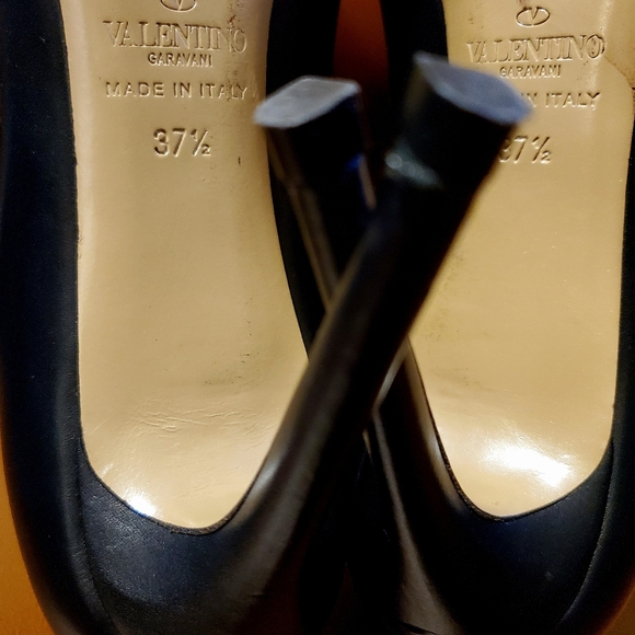 Valentino Garavani Rockstud Black Leather Pumps - Picture 7 of 13